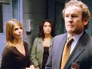 Detective Eames (Kathryn Erbe) und Barek (Annabella Sciorra, M.) unterrichten Richter Harold Garrett (Colm Meany) von ihrem Verdacht, dass sein Sohn einen Mord begangen haben soll.