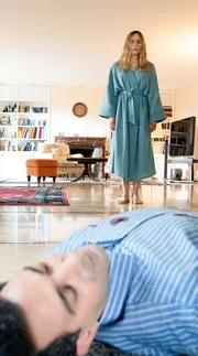 Jenny (Franziska Junge, h.) findet die Leiche ihres Mannes, Mesut (Mehmet Bozdogan, v.).