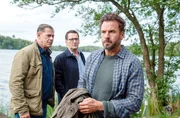 Die Kommissare Finn (Sven Martinek, l.) und Lars (Ingo Naujoks, M.) &uuml;berbringen dem Bootsverleiher Anton L&uuml;cke (Stephan Luca, r.) die Nachricht, dass die Freundin seines Sohnes tot aufgefunden wurde.