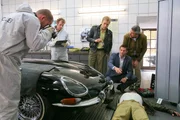 Mord in der Oldtimerwerkstatt: Die Rosenheim-Cops (v.li.: Max M&uuml;ller, Igor Jeftic, Dieter Fischer) ermitteln, wer Kfz-Meister Altmann (Statist) umgebracht hat.