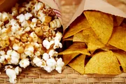 Popcorn mit Karamell-Geschmack und w&uuml;rzige Nachos.