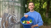 "PUR+"-Moderator f&uuml;ttert B&auml;ren und hat eine bunte Auswahl an Gem&uuml;se dabei.