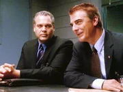 Detective Goren verh&ouml;rt mit seinem Kollegen Detective Logan einen Tatverd&auml;chtigen.