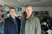 Lars (Ingo Naujoks, l.) und Finn (r.) m&uuml;ssen einen Mord aufkl&auml;ren und ein verschwundenes Babys aufsp&uuml;ren. Denn die Tote war schwanger und starb an den Folgen einer Entbindung.