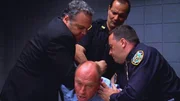 Gefängnisdirektor William Hendry (Corbin Bernsen, M. vorne) wird von Detective Goren (Vincent D'Onofrio, l.) und zwei Polizisten (Darsteller nicht zu ermitteln) festgenommen. Gefängnisdirektor William Hendry (Corbin Bernsen, M. vorne) wird von Detective Goren (Vincent D'Onofrio, l.) und zwei Polizisten (Darsteller nicht zu ermitteln) festgenommen.