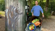 "PUR+"-Moderator Eric Mayer ist mit jeder Menge Gem&uuml;se unterwegs, denn es geht zur F&uuml;tterung der B&auml;ren im B&auml;renwald M&uuml;ritz.