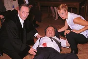 Oberstaatsanwalt Lotze (Henry van Lyck, l.) und Staatsanw&auml;ltin Charlotte Glaser (Britta Schmeling) k&uuml;mmern sich um den schwer verletzten Kriminalhauptkommissar Stefan Kehler (Wolfgang Bathke).