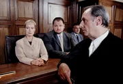 Dagmar (Marina Krogull) und Walter (Michael Trischan) Schenk stehen im Verdacht, die leibliche Mutter ihrer Adoptivtochter umgebracht zu haben. Staatsanwalt Lotze (Henry van Lyck, r.) nimmt sie ins Verh&ouml;r.