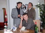 Benno Windisch (Udo Swann, sitz.) wird von den Kommissaren Bonhoff (Wolfgang Krewe, l.) und Kehler (Wolfgang Bathke) &uuml;ber den Lebenswandel seiner ermordeten Freundin befragt.