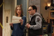 W&auml;hrend Sheldon sein Wissen &uuml;ber Flaggen per Video-Podcast in die Welt verbreiten will, diskutieren Leonard (Johnny Galecki, r.) und Penny (Kaley Cuoco, l.) &uuml;ber ihre m&ouml;gliche Zukunft als Paar ...