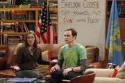 Sheldon (Jim Parsons, r.) m&ouml;chte mit Amys (Mayim Bialik, l.) Hilfe sein Wissen &uuml;ber Flaggen per Video-Podcast in die Welt verbreiten.