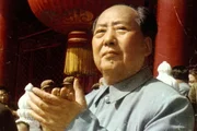 SRF school - Grosser Sprung: Mao Zedong auf dem Pferd während des Langen Marschs. SRF school - Grosser Sprung: Mao Zedong auf dem Pferd während des Langen Marschs.