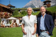 Amazing Hotels - Biohotel Stanglwirt, &Ouml;sterreich. Moderatoren Monica Galetti, Rob Rinder vor dem Stanglwirt Hotel, &Ouml;sterreich.