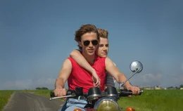 Sommer 85 Zu zweit auf dem Moped: Benjamin Voisin als David, F&eacute;lix Lefebvre als Alexis