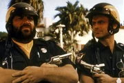 Die beiden Pseudo-Polizisten Matt Kirby (Terence Hill, r.) und Willbur Walsh (Bud Spencer, l.) kommen einem Drogen-Ring auf die Spur ...