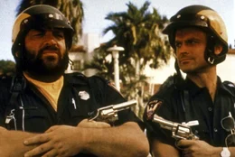 Die beiden Pseudo-Polizisten Matt Kirby (Terence Hill, r.) und Willbur Walsh (Bud Spencer, l.) kommen einem Drogen-Ring auf die Spur ...