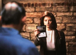 Die FBI-Studentin Clarice Starling (Jodie Foster) sucht den inhaftierten Massenm&ouml;rder Dr. Hannibal Lecter (Anthony Hopkins) im Hochsicherheitstrakt auf, um ihn um Hilfe zu bitten. Doch so einfach l&auml;sst sich der Menschenfresser kein Geheimnis entlocken...