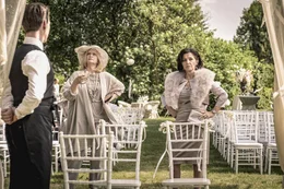 Irene (Johanna Gastdorf, m); Birgit (Irene Rindje, r.)