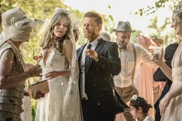 Linda (Stefanie Stappenbeck, 2.v.l.), Thomas (Til Schweiger, m.)