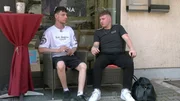 Pascal (23, li.) verliert seinen Minijob. Ob Kumpel Jonas (re.) ihm einen Rat geben kann?; Pascal (23, li.) verliert seinen Minijob. Ob Kumpel Jonas (re.) ihm einen Rat geben kann?