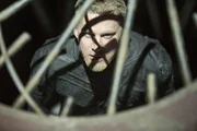 Eigentlich will der genetisch ver&auml;nderte Ex-S&ouml;ldner Caine (Channing Tatum) das Erdenkind Jupiter zu seinem bitterb&ouml;sen Herrscher bringen, doch dann verliebt er sich in die junge Frau, die sich als seine einst verstorbene K&ouml;nigin entpuppt ...