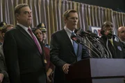 Um die &Ouml;ffentlichkeit bei der Suche nach den Attent&auml;tern einzubinden informiert FBI Special Agent Richard DesLauriers (Kevin Bacon) und Commissioner Ed Davis (John Goodman) die Medien &uuml;ber den Stand der Ermittlungen.