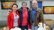 Von links: Jocelyne (19), Christa (64) und Tilo (71) auf dem Flohmarkt.