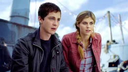 Percy Jackson (Logan Lerman) sucht mit Annabeth (Alexandra Daddario) und Tyson das Goldene Vlies, um das Camp zu retten.; Percy Jackson (Logan Lerman) sucht mit Annabeth (Alexandra Daddario) und Tyson das Goldene Vlies, um das Camp zu retten.