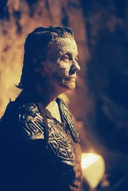 Die Novanerin Nadet (Mary Carver) berichtet, unter welchen Umst&auml;nden sie als Kind von der Erde auf Terra Nova gekommen ist.