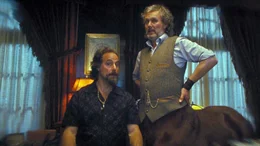 Mr. D (Standley Tucci, li) und Chiron (Anthony Head); Mr. D (Standley Tucci, li) und Chiron (Anthony Head)