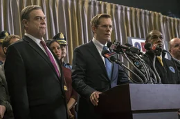 L - R: John Goodman als Commissioner Ed Davis, Kevin Bacon als Special Agent Richard DesLauriers