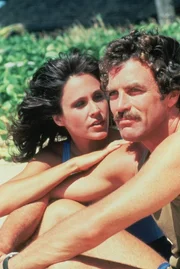 Joy 'Digger' Doyle (Erin Gray, l.) bemerkt schnell, dass Thomas Magnum (Tom Selleck, r.) eifers&uuml;chtig auf sie ist ...