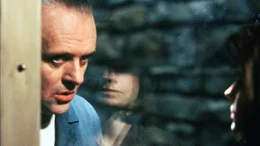 Clarice Starling (Jodie Foster), eine FBI-Novizin, wird von dem inhaftierten, manipulativen Serienkiller Hannibal Lecter (Anthony Hopkins) auf die Spur eines weiteren gef&auml;hrlichen Psychopathen gef&uuml;hrt.