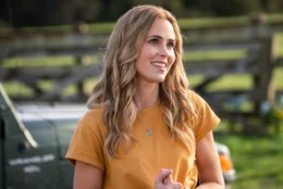 Sophie (Anna Hutchison)