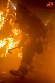 Matthew Casey muss durch lodernde Flammen. Setzt er dabei sein Leben aufs Spiel?