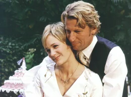 Bew&auml;hrungsprobe bestanden: Michael (Michael von Au) und Lena (Sonsee Ahray Floethmann) sind wieder ein gl&uuml;ckliches Paar.