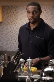 Hunt und Webber buhlen um eine Operation, w&auml;hrend Bailey nerv&ouml;s ihrem n&auml;chsten Date mit Ben (Jason George) entgegen sieht.