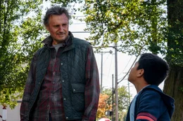 Der Scharfsch&uuml;tze Mann begegnet Junge: Liam Neeson als Jim Hanson; Jacob Perez als Miguel  Copyright: SRF/Open Road/Briarcliff Entertainment