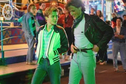 Begleitet durch die Schlager der 1980er Jahre erleben Alexis (F&eacute;lix Lefebvre, li.) und David (Benjamin Voisin, re.) ihr Coming-out.