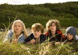 L-R: Anne (Neele Marie Nickel), Julian (Quirin Oettl). George (Valeria Eisenbart) und Dick (Justus Schlingensiepen)