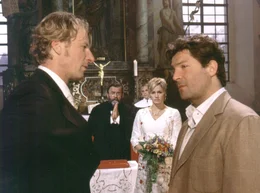 Ende gut, alles gut: Zum kr&ouml;nenden Abschluss vers&ouml;hnt sich Michael (Michael von Au, li.) sogar mit seinem "Vorg&auml;nger" J&ouml;rg (Francis Fulton-Smith, re.; 2.v.re.: Sonsee Ahray Floethmann).