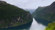 Flankiert von 1.700 Meter hohen Bergen gilt der Geiranger als spektakulärster unter den über 1.000 Fjorden. Flankiert von 1.700 Meter hohen Bergen gilt der Geiranger als spektakulärster unter den über 1.000 Fjorden.