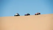 Das Trio f&auml;hrt mit Strandbuggys durch Namibia.
