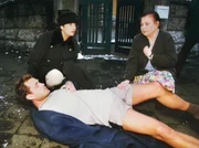 MDR Fernsehen IN ALLER FREUNDSCHAFT FOLGE 23, "Tr&uuml;gerische Hoffnung", am Donnerstag (09.02.12) um 12:30 Uhr. Charlotte (Ursula Karusseit, rechts) hat einen Schuss geh&ouml;rt. Sie rennt nach draussen und sieht ihren Neffen mit der Waffe in der Hand und Achim (Joachim Kretzer, Mitte) blutend am Boden liegen... Ist Sarah (Alexa Maria Surholt, links) der Grund allen &Uuml;bels?