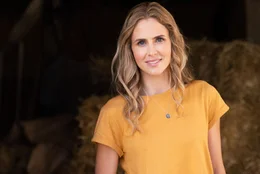 Sophie (Anna Hutchison)