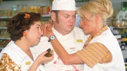 Bernies (Georg Alfred Wittner) Frikadellen sind einfach nicht so gut wie die vom "Crown-Markt". Er ist verzweifelt und kann auch von Gisi (Franziska Traub, l.) und Rita (Gaby K&ouml;ster) nicht getr&ouml;stet werden.