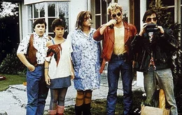 BILDNUMMER: 10588 Ausstrahlungsdatum: 05.11.2002 Uhrzeit: 20:15 TITEL: Eine Familie zum Knutschen UNTERTITEL: Flodder TEXT: Die Mega-Proll-Familie Flodder bekommt im Rahmen eines sozialen Experiments eine Villa im Nobelviertel zugewiesen: Wolfie (Horace Cohen, li.), Tina (Nani Lehnhausen, 2.v.li.), Ma Flodder (Nelly Frijda, Mi.), Johnnie (Huub Stapel, 2.v.re.) und Sohn Kim (Ren&eacute; van't Hof, re.) ... COPY: ProSieben Media AG LAND: D REGIE: Dick Maas QUELLE: www.prosieben.com Copyright: &copy; Concorde Filmverleih GmbH