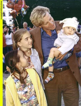 Langsam beginnt Michael (Michael von Au), Tini (Ginger Wensky, links), Laura (Nina Szeterlak, 2. von links) und Baby Jesus (Toni Henschelmann) ins Herz zu schlie&szlig;en.