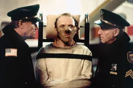 Dr. Hannibal Lecter (Anthony Hopkins, M.) soll unter h&ouml;chsten polizeilichen Sicherheitsma&szlig;nahmen (Charles Napier, l. und Jonathan Demme) in ein anderes Gef&auml;ngnis &uuml;berf&uuml;hrt werden.