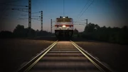 Zug f&auml;hrt auf die Kamera zu  +++ Die Verwendung des sendungsbezogenen Materials ist nur mit dem Hinweis und Verlinkung auf RTL+ gestattet. +++